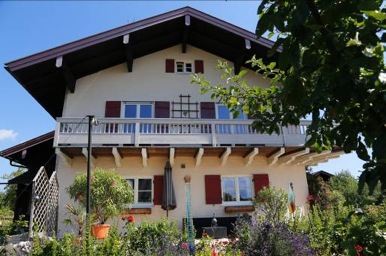 Familienhaushaus, Breitbrunn am Chiemsee, Doppelhaus, Ortmitte, Bergblick, Alpen, Grundstück, Garten, Terrasse, Balkon, Keller, Schreinerhand, Chiemsee, Holzofen, Michaela von Treu Immobilien, 
