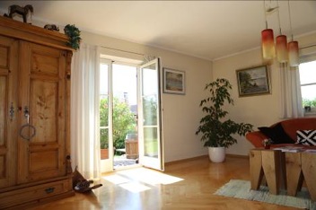 Familienhaushaus, Breitbrunn am Chiemsee, Doppelhaus, Ortmitte, Bergblick, Alpen, Grundstück, Garten, Terrasse, Balkon, Keller, Schreinerhand, Chiemsee, Holzofen, Michaela von Treu Immobilien, 