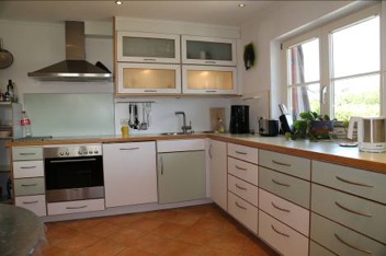 Familienhaushaus, Breitbrunn am Chiemsee, Doppelhaus, Ortmitte, Bergblick, Alpen, Grundstück, Garten, Terrasse, Balkon, Keller, Schreinerhand, Chiemsee, Holzofen, Michaela von Treu Immobilien, 