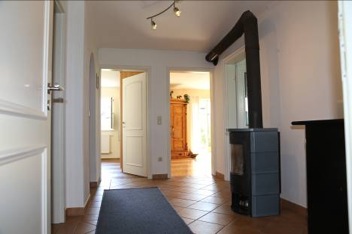 Familienhaushaus, Breitbrunn am Chiemsee, Doppelhaus, Ortmitte, Bergblick, Alpen, Grundstück, Garten, Terrasse, Balkon, Keller, Schreinerhand, Chiemsee, Holzofen, Michaela von Treu Immobilien, 