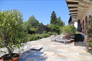 Familienhaushaus, Breitbrunn am Chiemsee, Doppelhaus, Ortmitte, Bergblick, Alpen, Grundstück, Garten, Terrasse, Balkon, Keller, Schreinerhand, Chiemsee, Holzofen, Michaela von Treu Immobilien, 