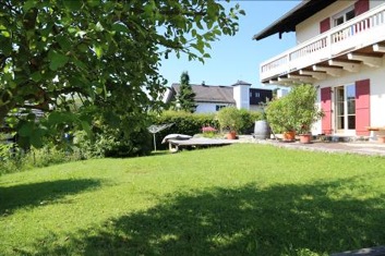 Familienhaushaus, Breitbrunn am Chiemsee, Doppelhaus, Ortmitte, Bergblick, Alpen, Grundstück, Garten, Terrasse, Balkon, Keller, Schreinerhand, Chiemsee, Holzofen, Michaela von Treu Immobilien, 