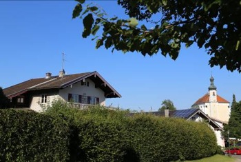 Familienhaushaus, Breitbrunn am Chiemsee, Doppelhaus, Ortmitte, Bergblick, Alpen, Grundstück, Garten, Terrasse, Balkon, Keller, Schreinerhand, Chiemsee, Holzofen, Michaela von Treu Immobilien, 