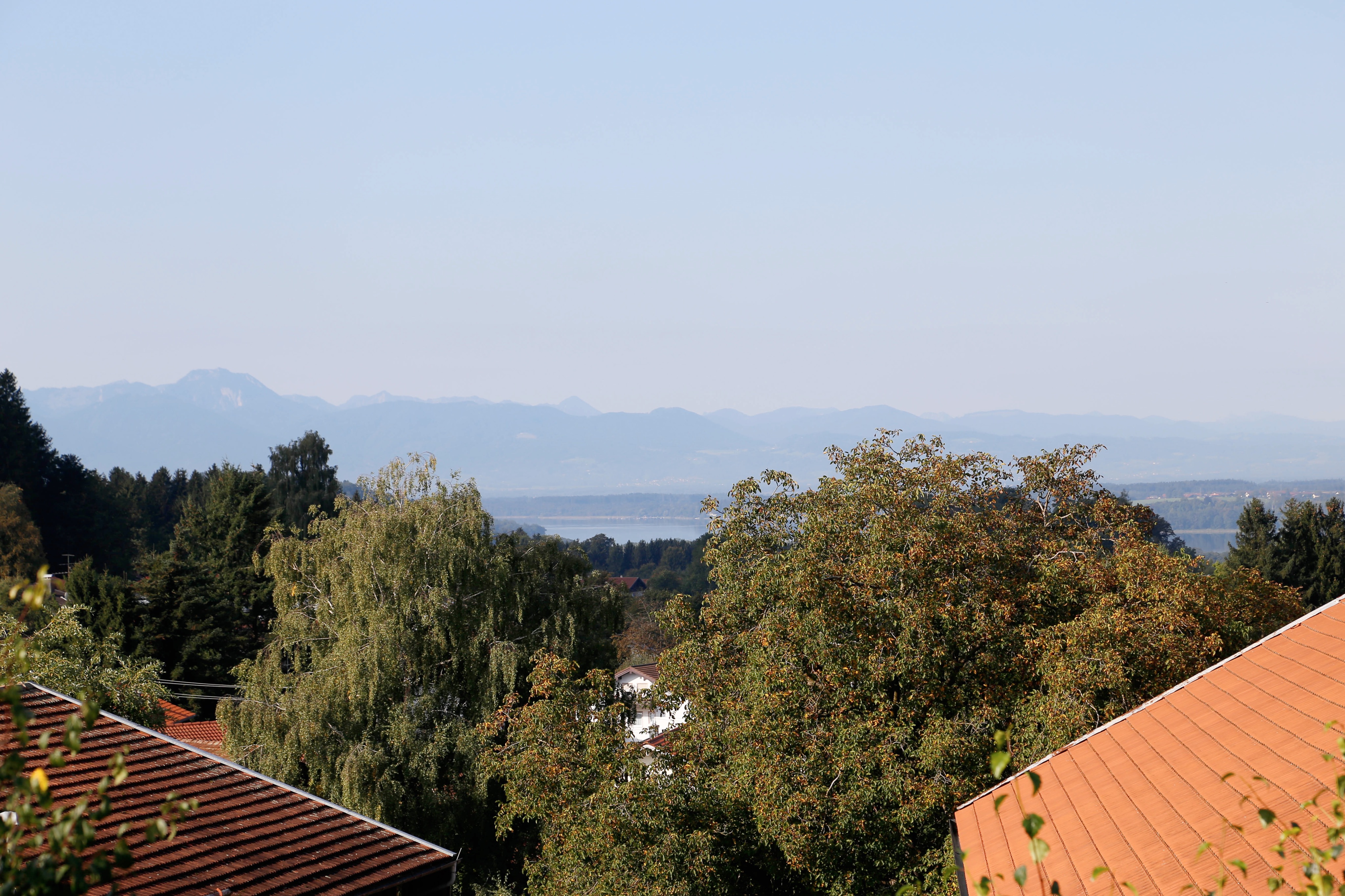 Blick von Balkon zum Simsee und Bergen